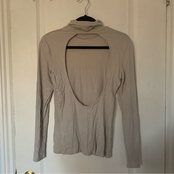 H&M Women’s Taupe Turtleneck - Picture 2 of 4